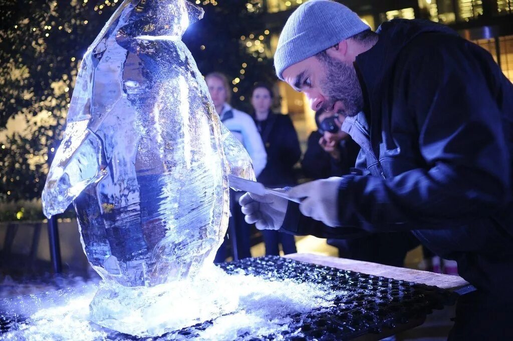Мастер ледяных скульптур. Вырезает скульптуру из льда. Изготовление ледяных фигур. Ледяной мастер-класс. При изготовлении льда