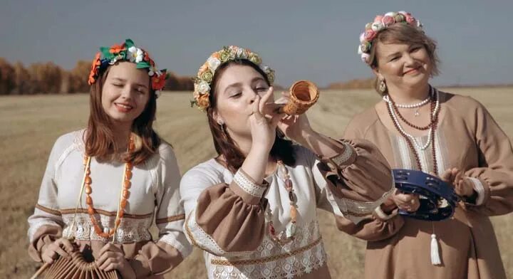 24 поет песню