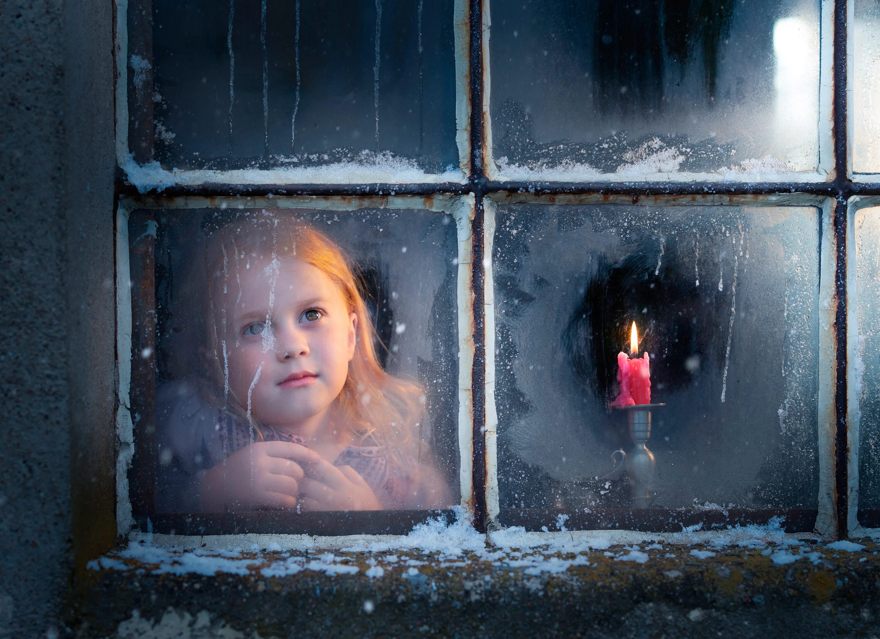 За окном девочка кто поет. Девочка у окна. Девочка ёё. Девочка у окна зима. Девушка в окошке.