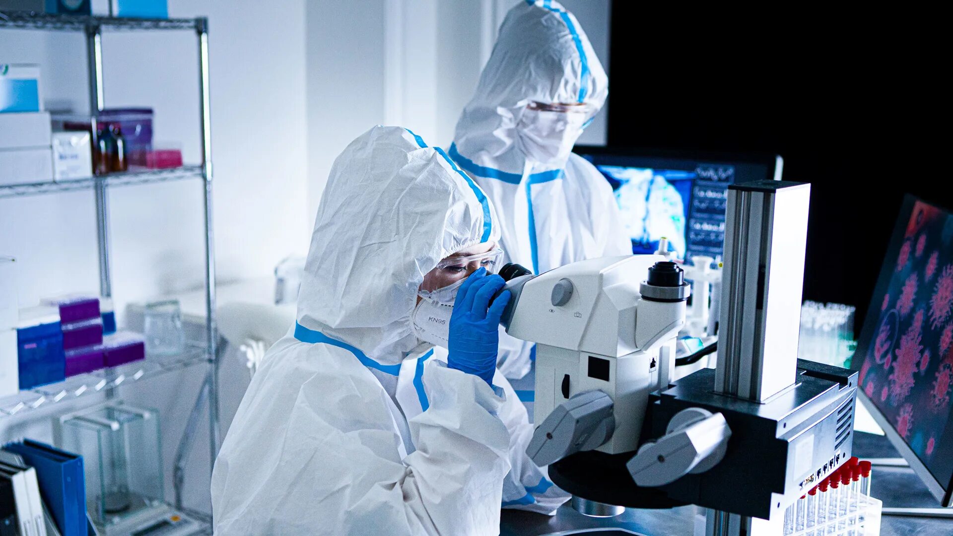 Биолог профессор за микроскопом. Кори лаборатория. Химическая инженерия. Онкология исследования. Исследования последних лет.