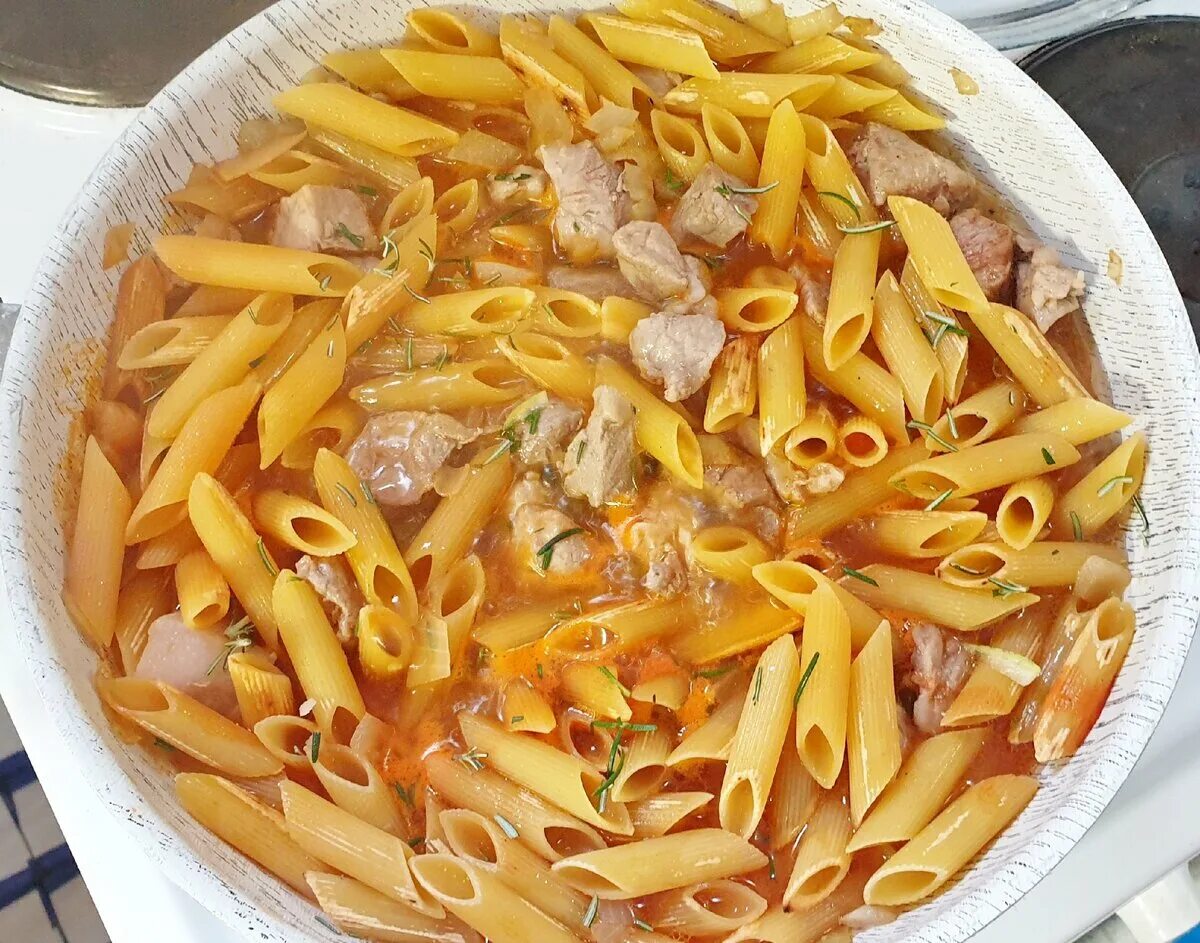 Туши макароны. Туши макароны. Туши макароны. Курица тушеная с макаронами на сковороде. Блюда из макарон на сковороде.