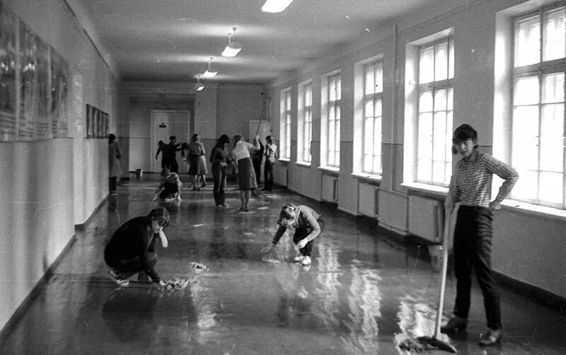 Мыть класс в школе. Уборка класса в советской школе. коридор школы ссср. уборка в школе. полы коридоры школа.