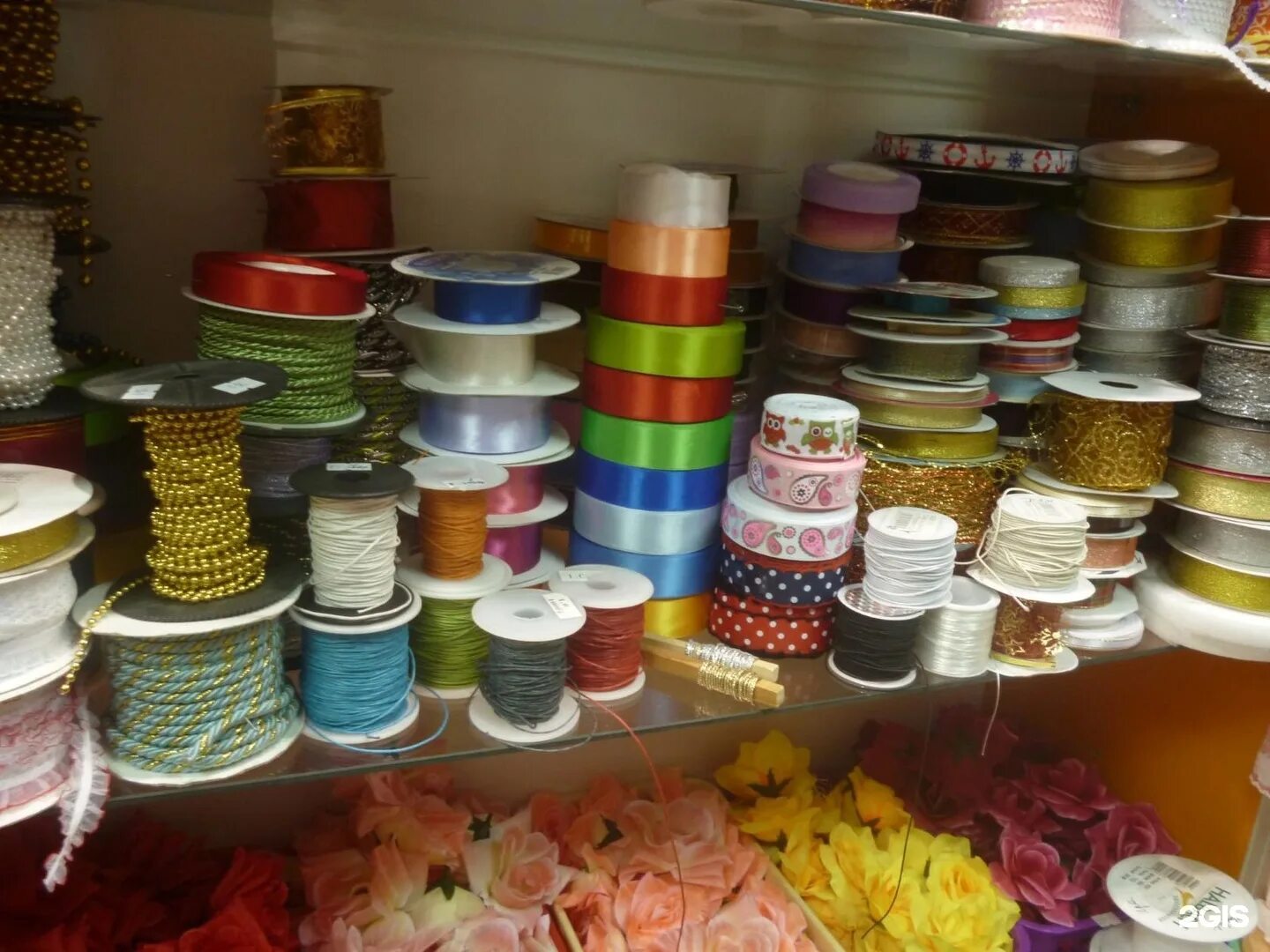 магазин рукоделия. выкладка пряжи. магазин рукоделия леонардо. магазин рукоделия. ассортимент магазина рукоделия.