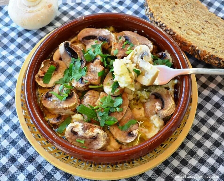 Рецепты с шампиньонами свежими. Греческая закуска буюрди. Греческая горячая закуска "буюрди". Блюда с грибами. Блюда с грибами шампиньонами.