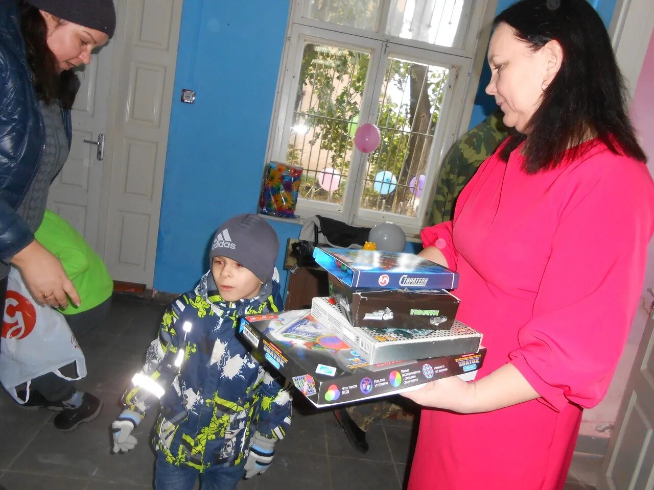 благотворительность бездомным. помоги нуждающимся. одежда на благотворительность. нуждающиеся в милосердии. центр помощи детям чебаркуль.