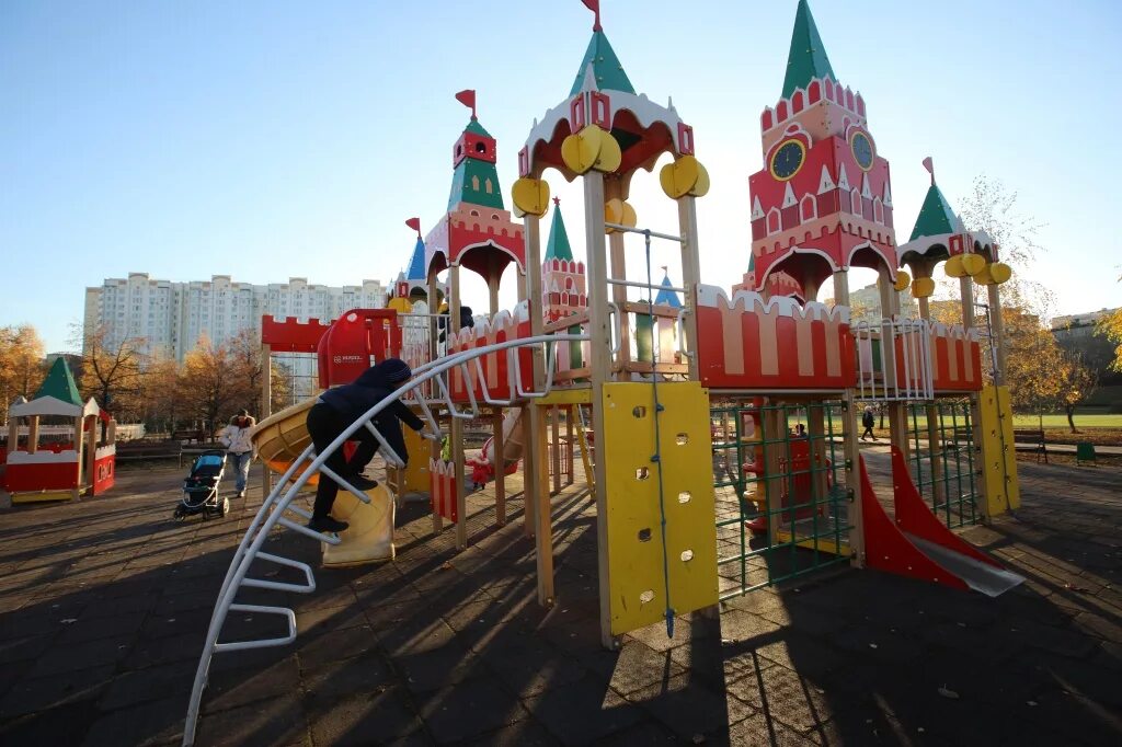 Люблино парк детская площадка. Сквер у метро Люблино. Детская площадка Люблино Люблино. Парк Марьино детские площадки.
