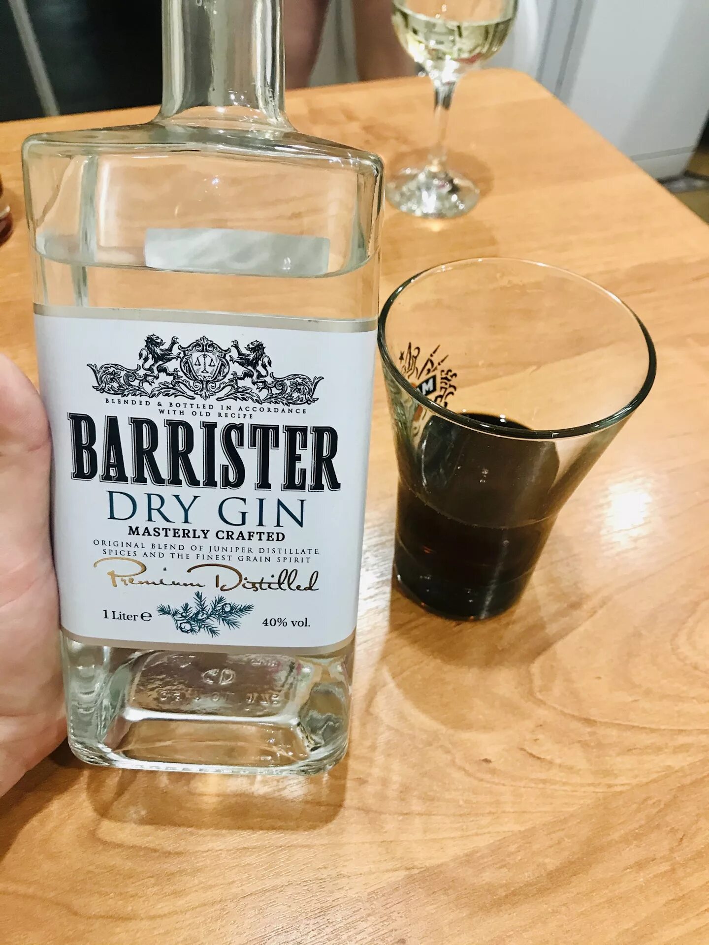 Джин barrister отзывы. Джин Barrister Dry Gin. Джин Баристер драй Ладога. Джин Барристер драй 0.5. Джин хвойный Барристер.