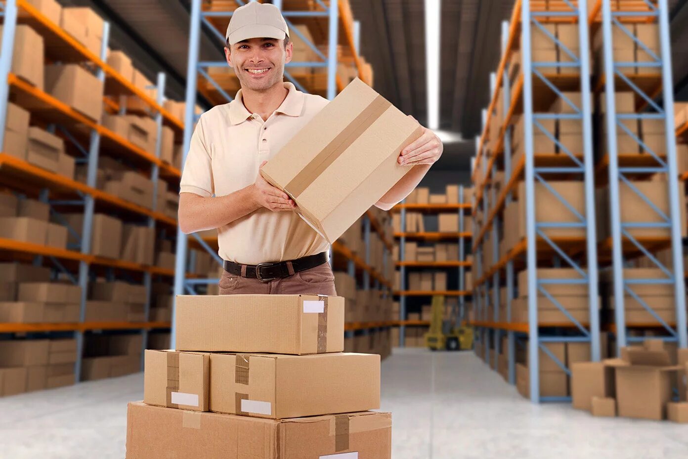 Упаковщик продукции. Рабочий который занимается сортировкой продукции. Упаковщики фасовщики. Работа на складе коробки. Сборка товара на складе.