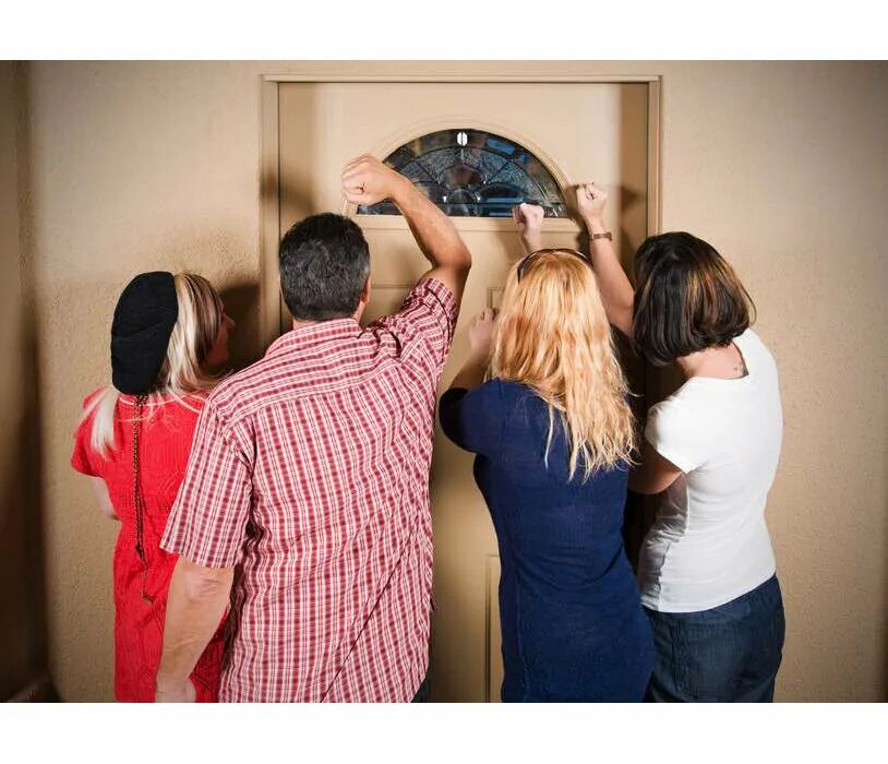 Парень у двери. Встреча гостей. Встреча гостей на свадьбе. Приходить в гости с пустыми руками. Женщина в дверях.