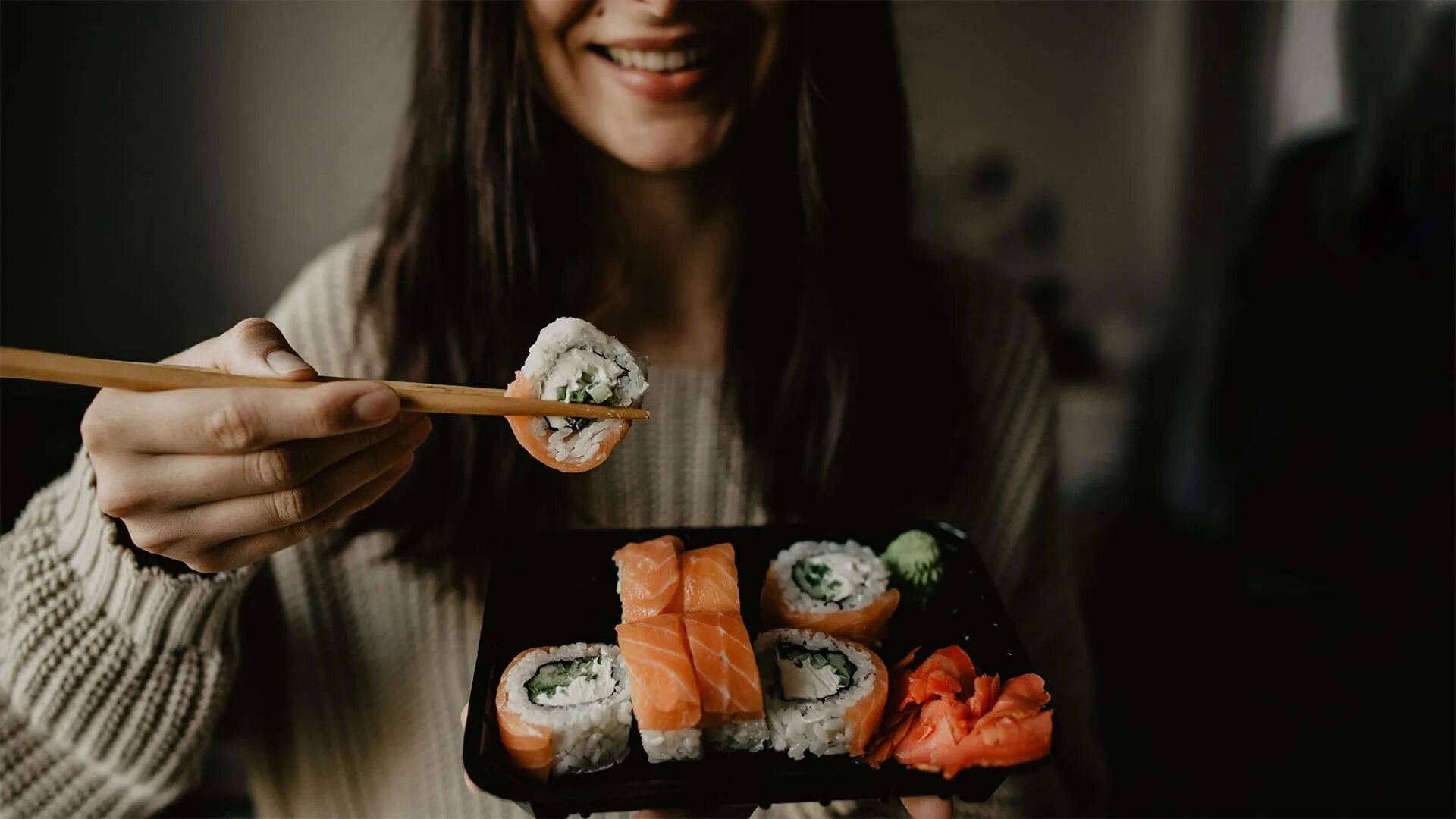 Суши и роллы. Роллы и люди. Sushi девушка. Девушка с едой. Суши girl luxury.