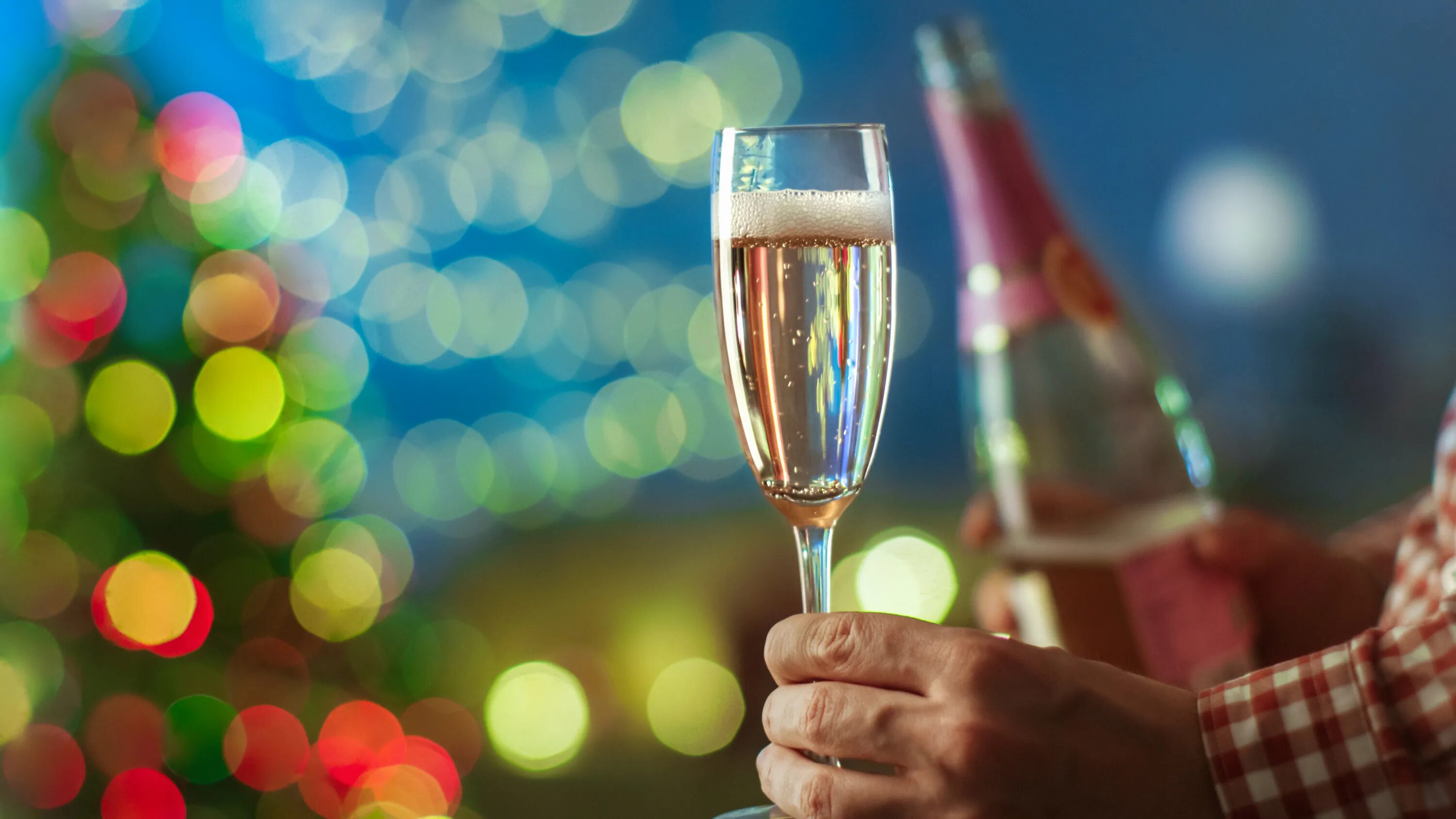 We like celebrating. Шампанское новый год. Новый год шампанское в бокале люди.