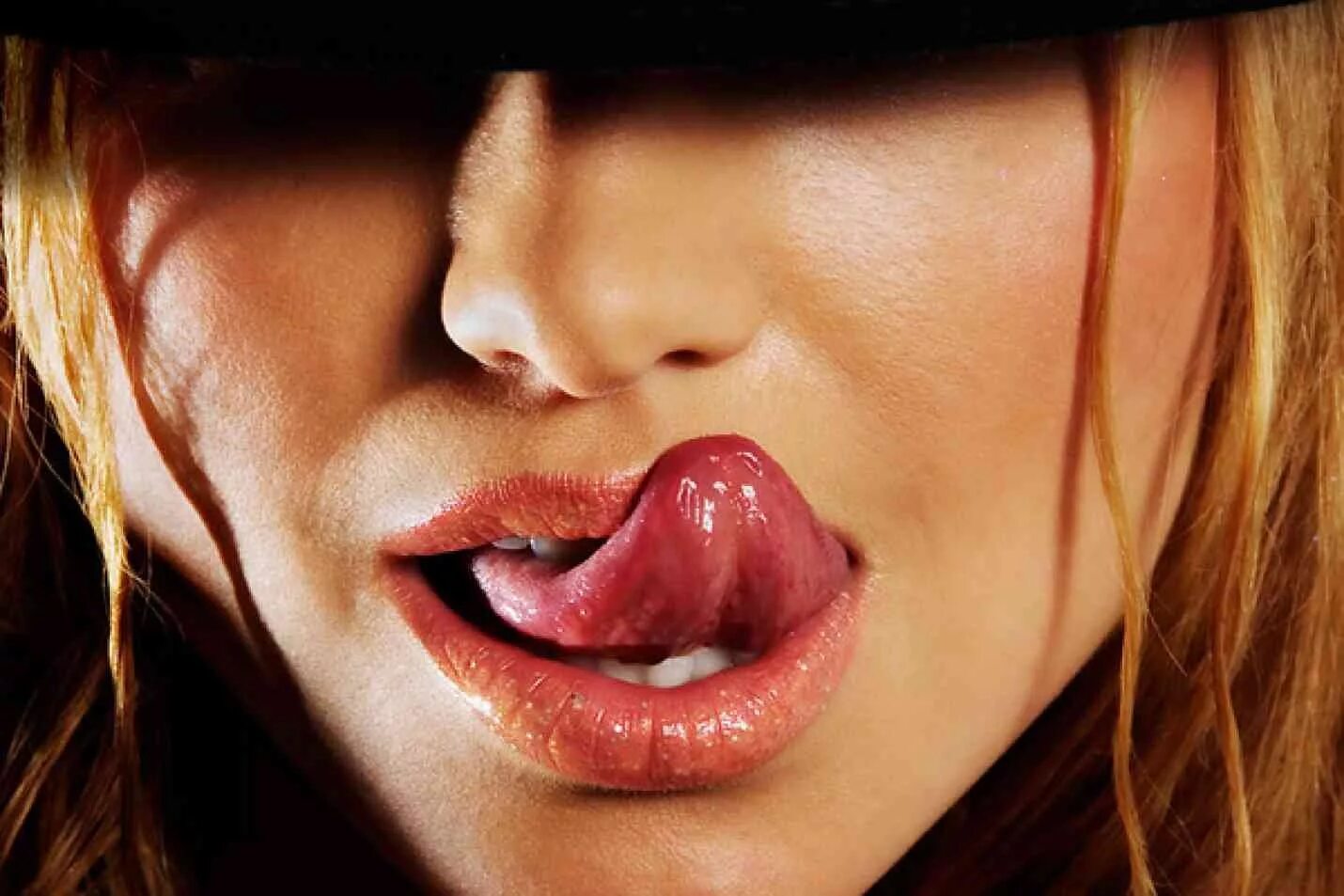 Женские губы. Красивые женские губы. Девушка облизывается. Соблазнительные губы. Язык кызлар