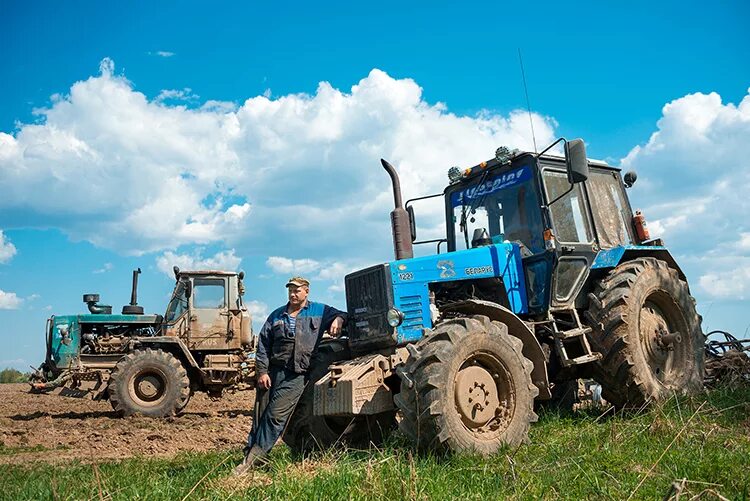 техника колхоза. трактор колесный. смена работы трактора. тракторист. смена работы трактора.