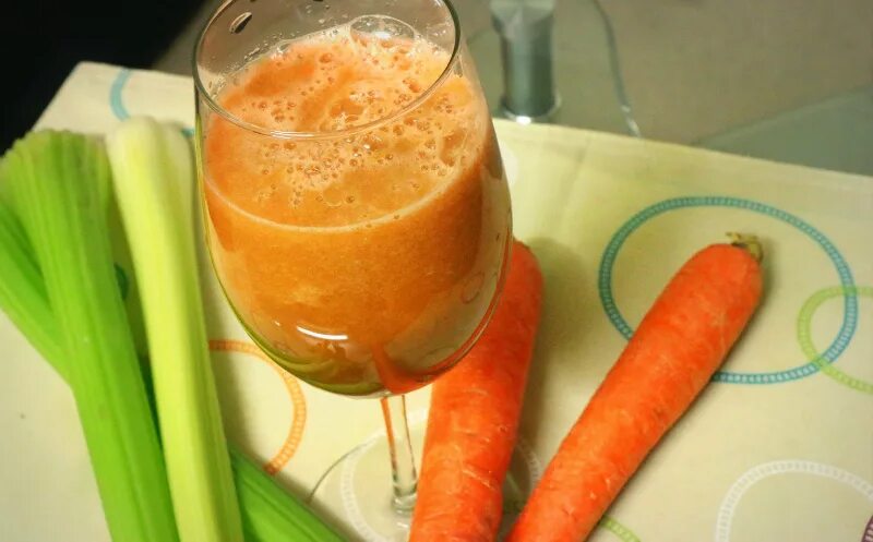 Смузи «морковь-манго». Фреш морковь сельдерей. Сок морковь апельсин сельдерей. Смузи морковь яблоко сельдерей.