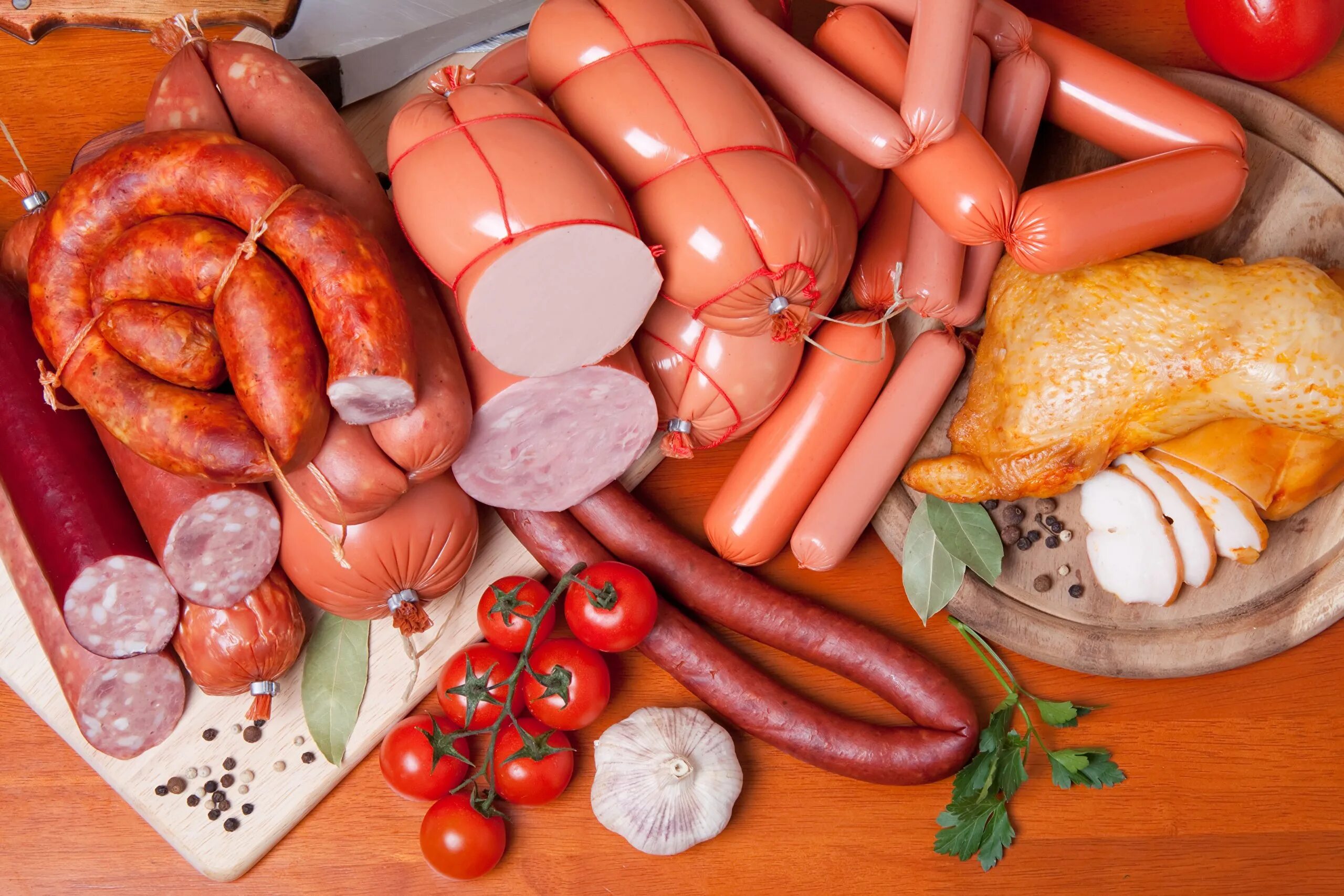 Картинка колбаса. Мясные и колбасные изделия. Колбаса сосиски. Колбаса разная. Колбаса сосиски сардельки.