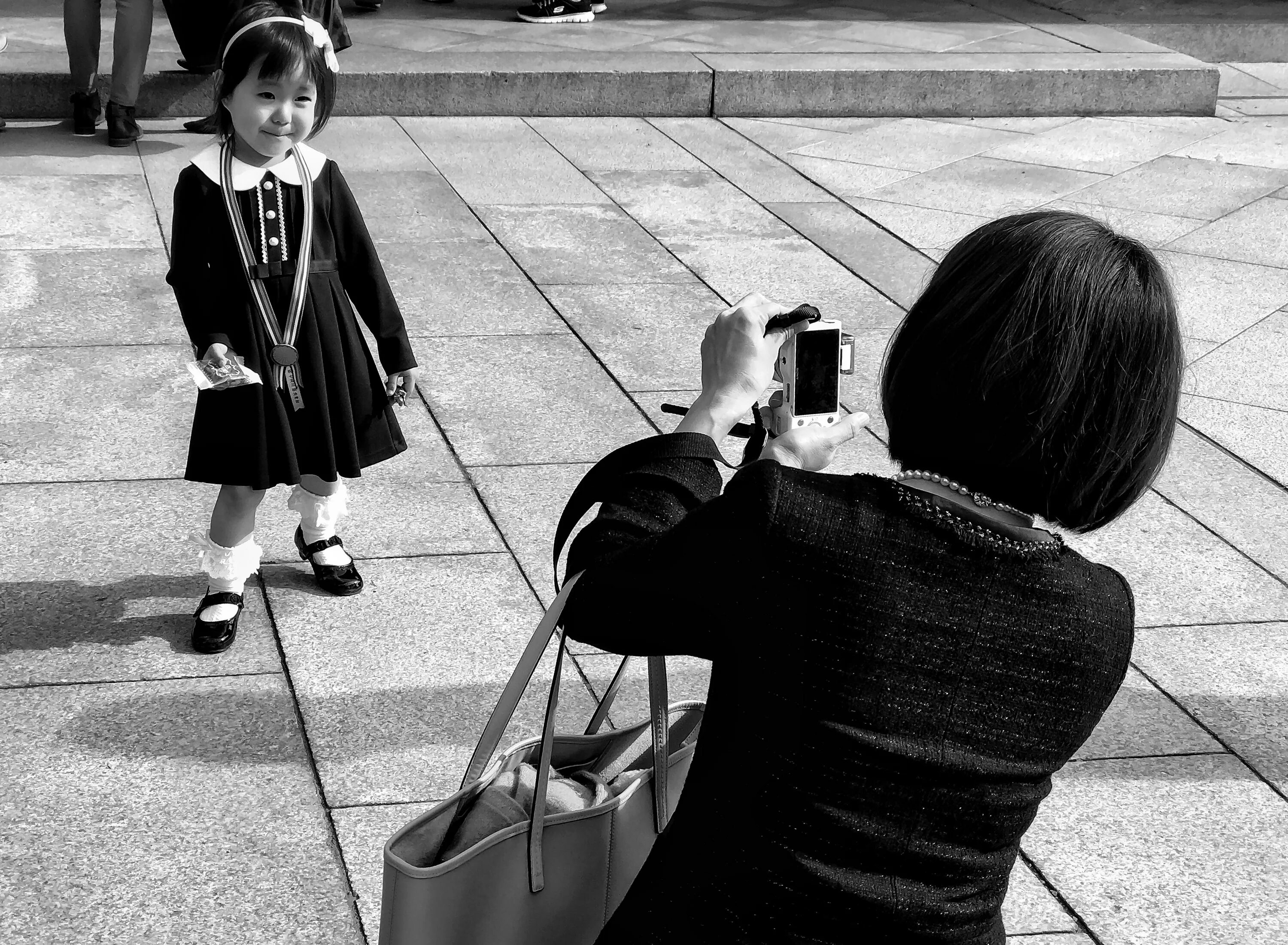 Играть в черно белый японский. Черно белая Япония. Путешествие черно белое Япония. Чёрно белые японские фото повседневной жизни. Чёрно белые японские фото повседневной житзни.