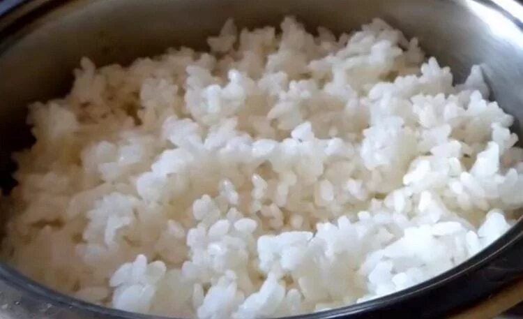 Рассыпчатый круглозерный рис. Рис до полуготовности. Отварить рис до полуготовности. Рис отварить рассыпчатый в кастрюле.