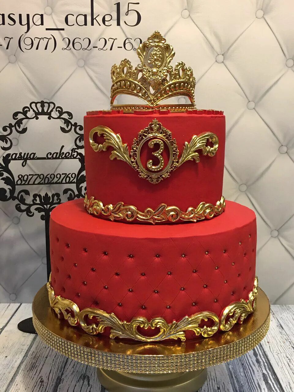 Красный торт с короной. Торт с короной для девочки. Красный торт с короной золотой. Тортик с короной для женщины.
