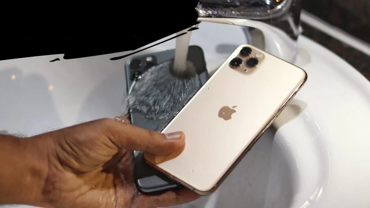 Удаление воды айфон. Чистка iphone. Вода iphone 11. Айфон 11 от влаги. Айфон 7 в руке.