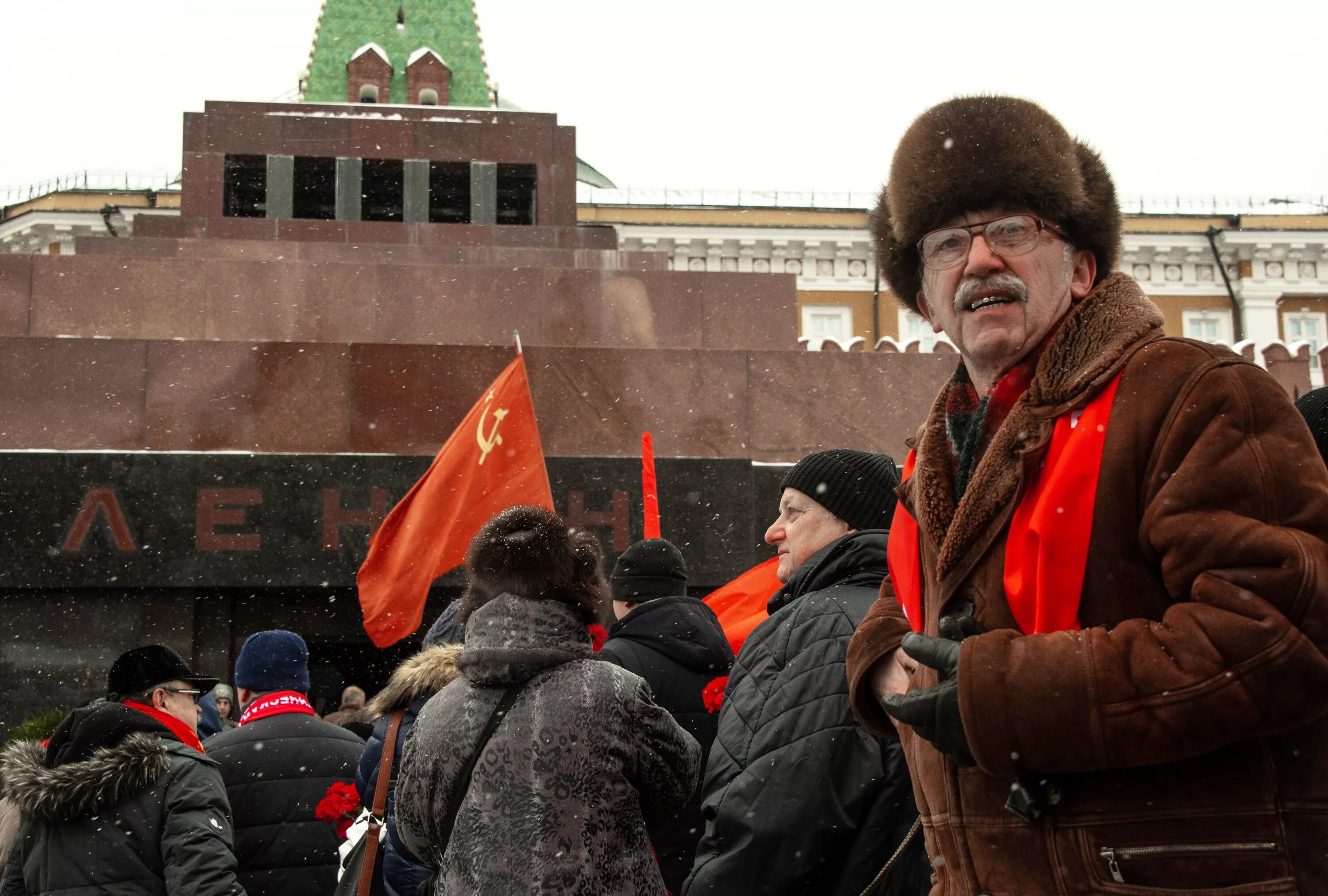 Почему стоит ленинский. Ленин на красной площади в мавзолее.