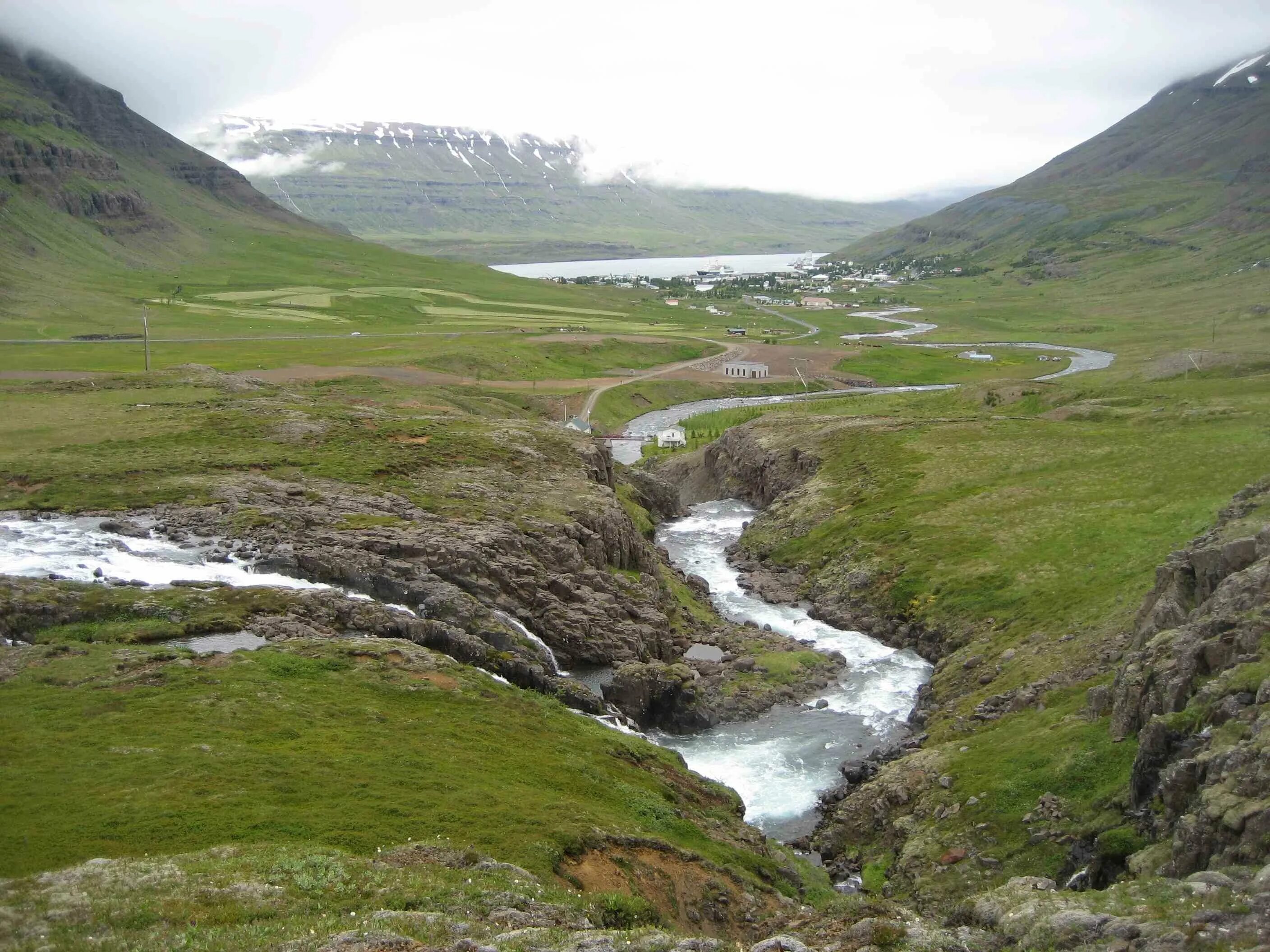 Зандры Исландии. Зандровые поля Исландии. Равнинная река. Исландия равнины. Остановиться вблизи реки