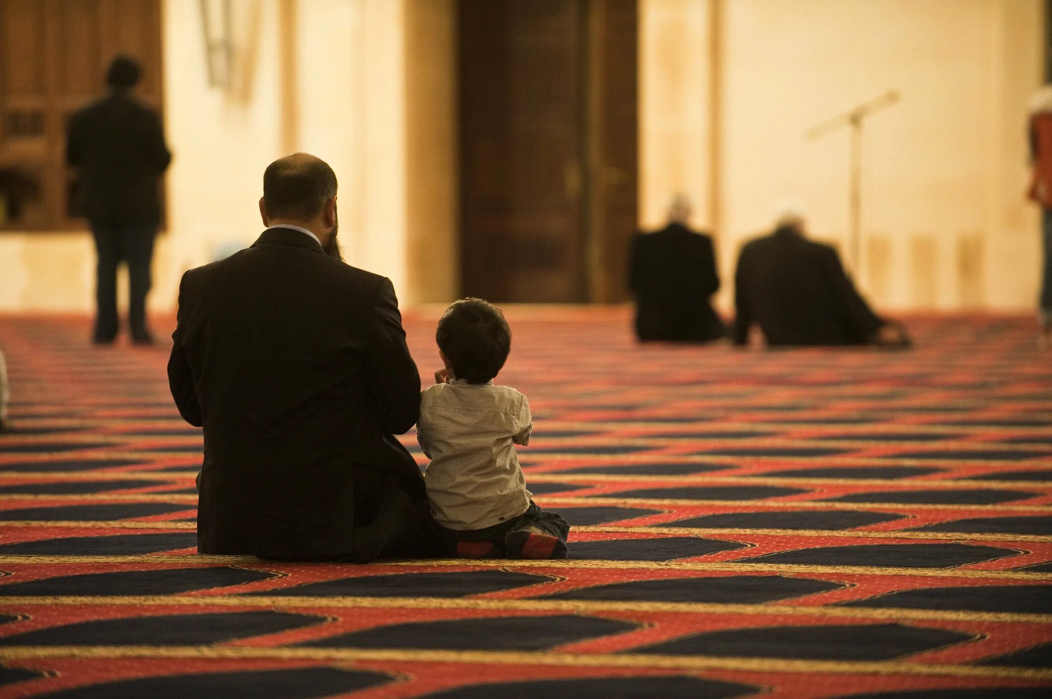 Намаз. Намаз для детей. Дети в мечети. Все по кругу молятся сын без отца