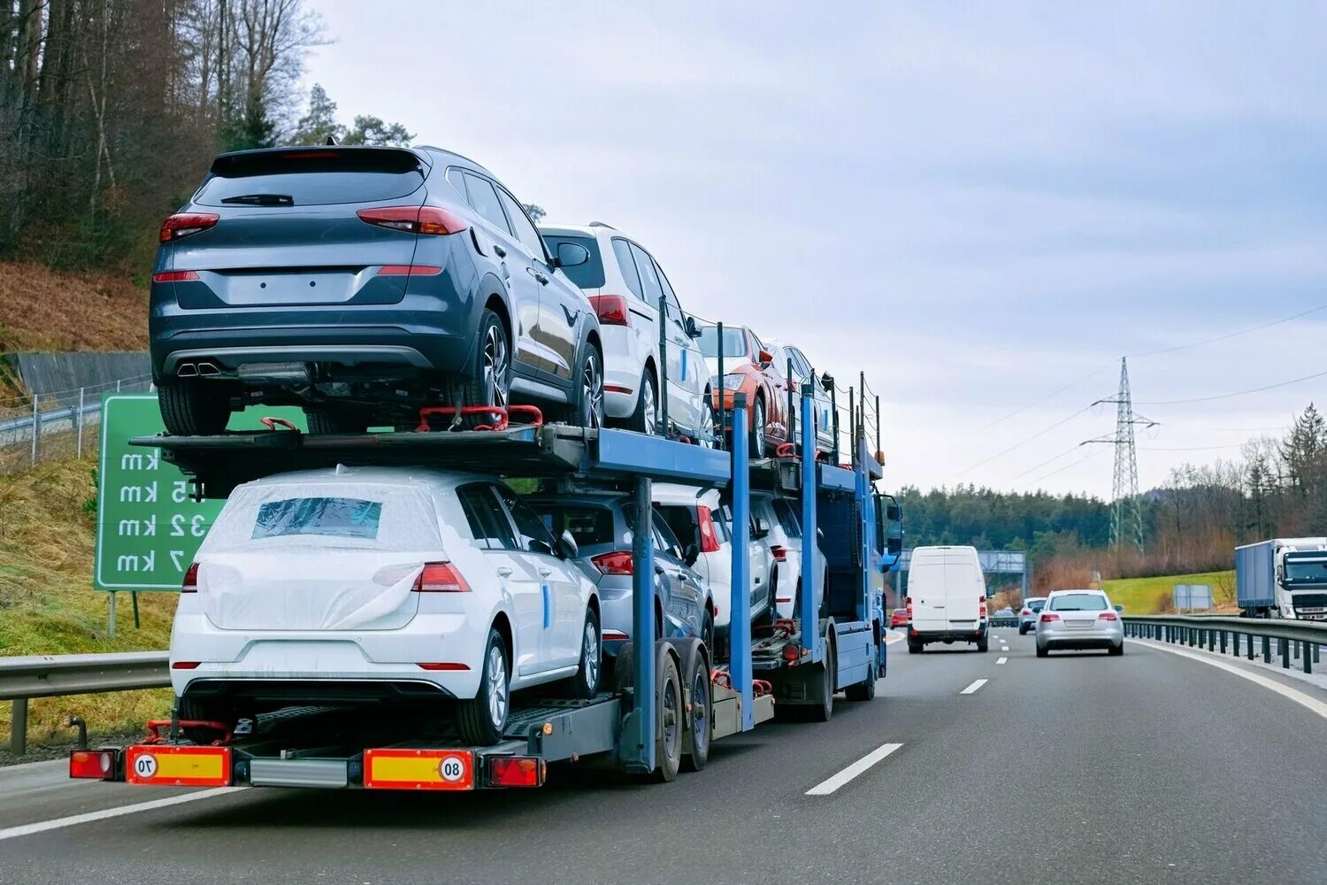 Ввоз автомобилей в рф. Машина автовоз. Ввоз автомобилей. Автомобили на автовозе. Фура автовоз.