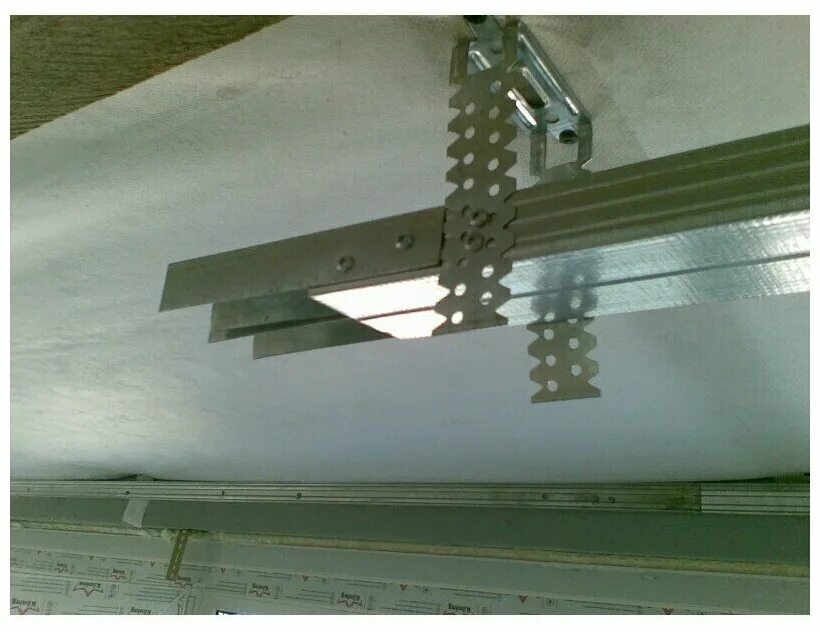 Прямой подвес крепление профиля. Ставится подвеса. Крепеж кнауф для гипсокартона. Подвес прямой профиля п60х27. Крепление профиля к потолку.