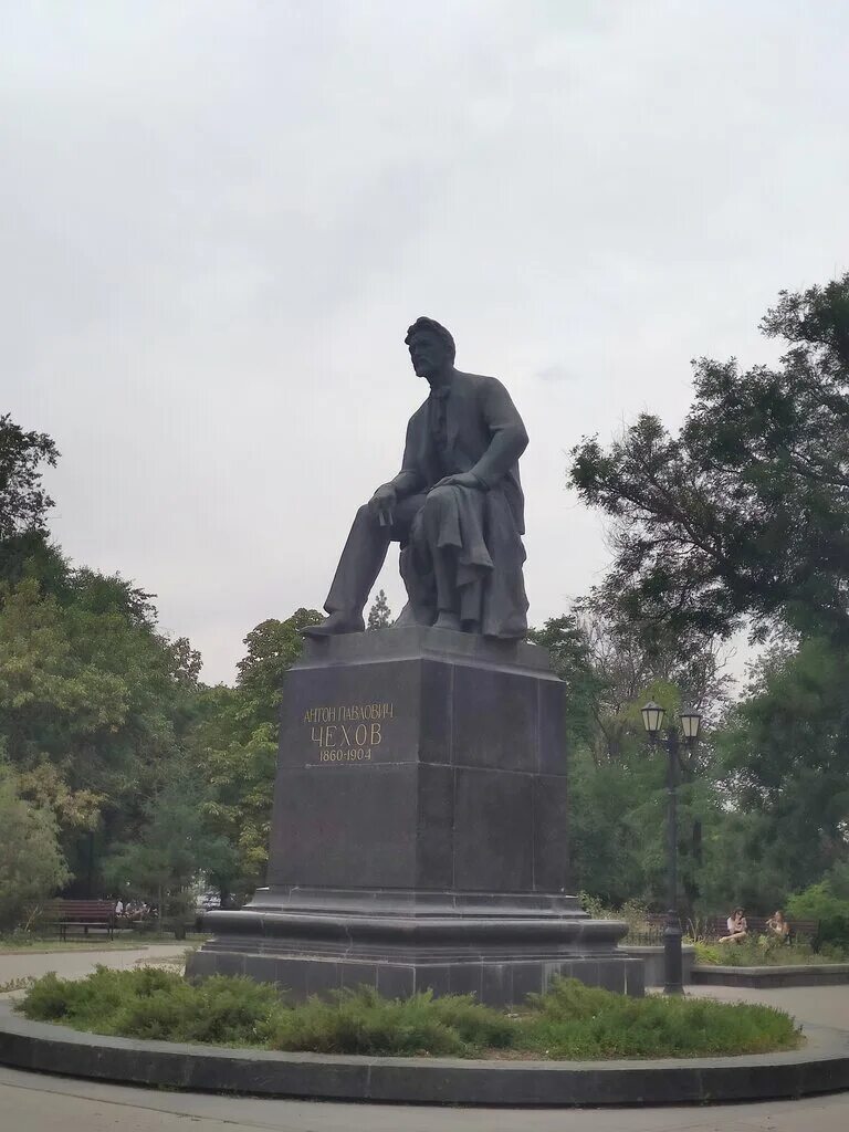 чехову в таганроге. памятник а. памятник а. чеховская набережная таганрог. чехов сад таганрог.