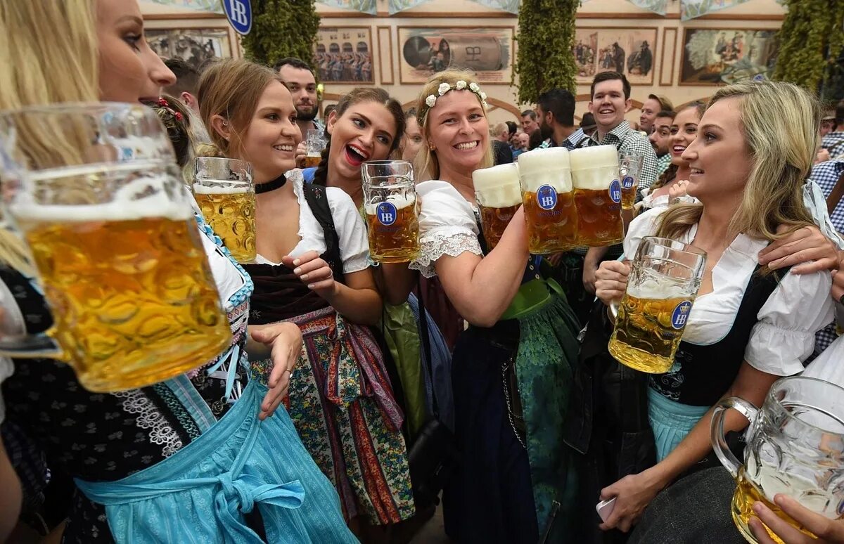 St beer oktoberfest. Октоберфест парад пивоваров. St beer oktoberfest. St beer oktoberfest. Октоберфест пьяные немцы.