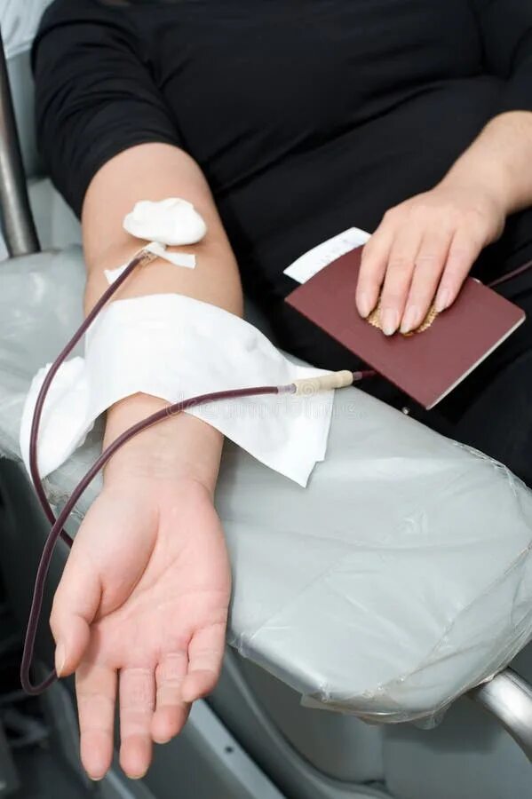 Кровь донор рука женская. Переливание крови с руки в руку. Переливание крови женская рука. Рук донора