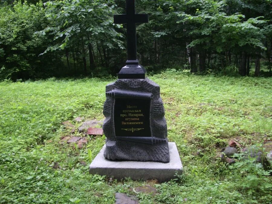 Братское кладбище валаамского монастыря. Кладбище на острове валаам. Лик старца назария валаам дерево. Кладбище на острове валаам. Валаамский монастырь кладбище.