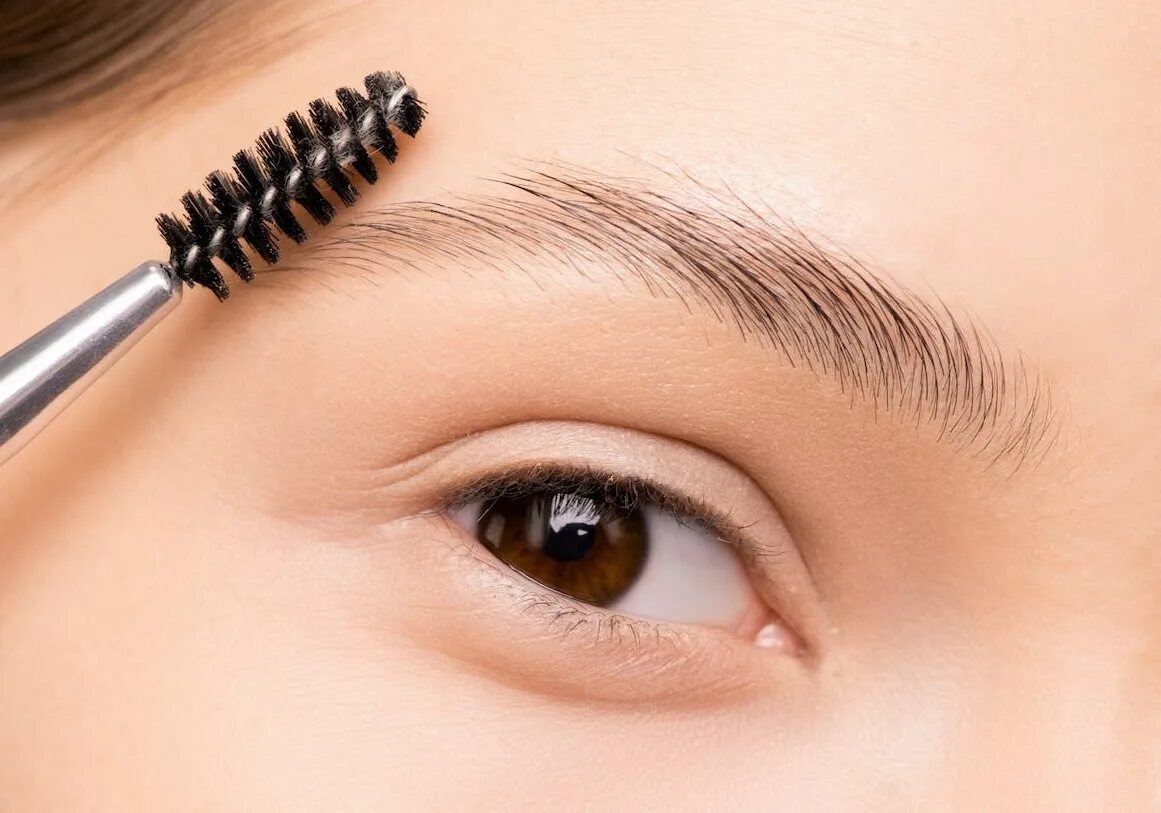 Окрашивание бровей. Лицо девушки. Девушка с ламинированными бровями. Коррекция бровей. Brows care.