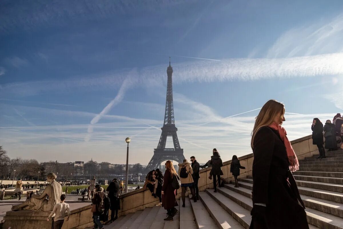 Франция изменилась. Эйфелева башня в Париже 2022. Париж Эйфелева башня туристы. Шанзелизе Париж туристы. Путешественник в Париже.