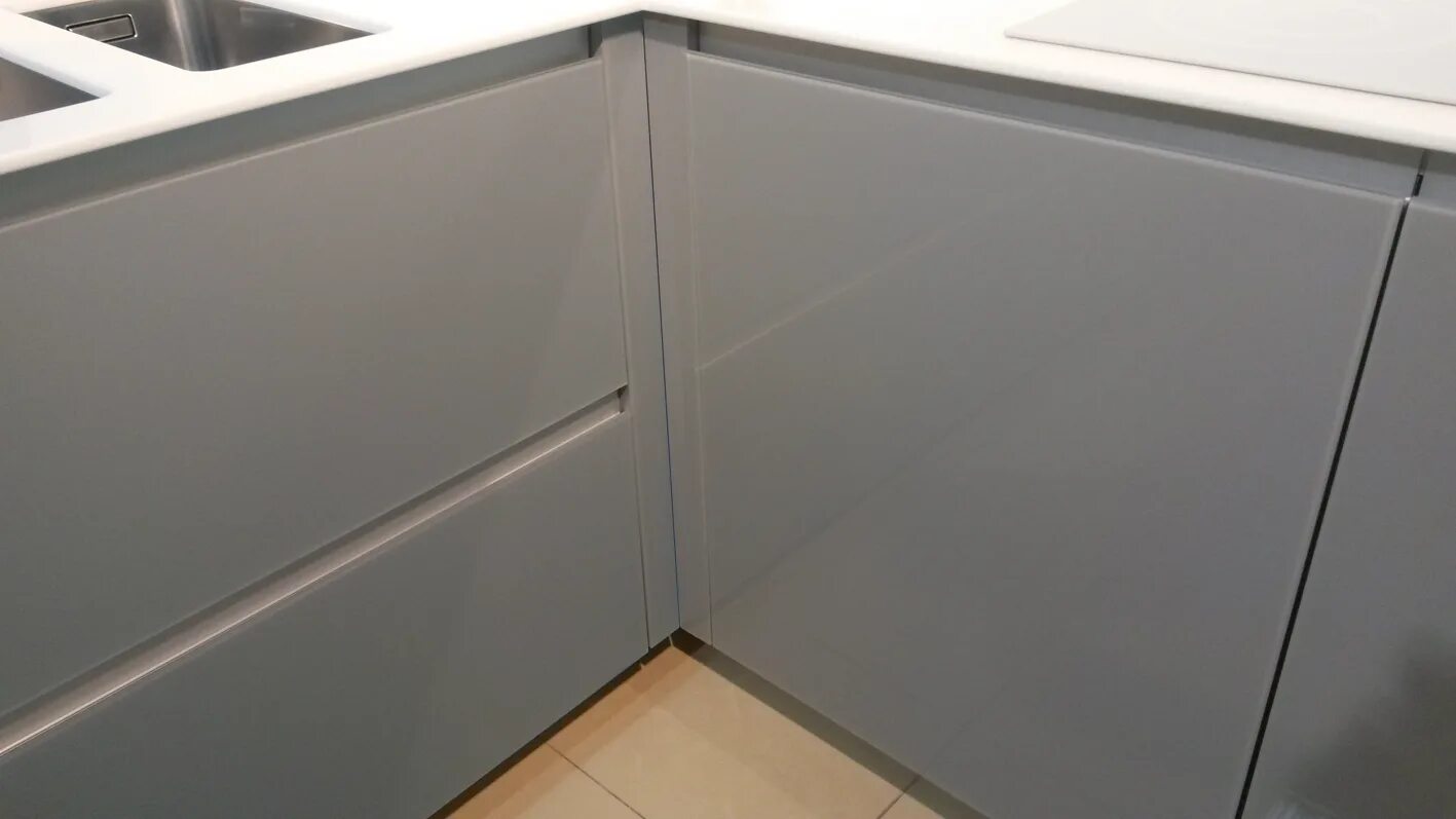 Добор для угловой кухни. Фальш планка в шкафу. Планки для углового нижнего шкафа. Планки для углового шкафа. Доборная планка для углового модуля.