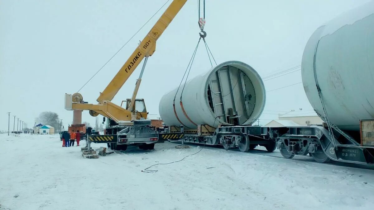 Поезд с негабаритным грузом. Негабарит 46 ЖД. Платформа Железнодорожная негабаритный груз. Погрузка крупногабаритных грузов. Погрузка негабаритных грузов на ЖД.