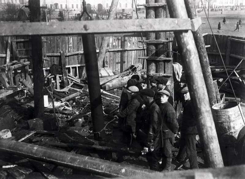 Стройка метро в москве 1935. Стройка метро в москве. Строительство первой очереди московского метрополитена. Начало строительства московского метрополитена. Москва первое строительство.