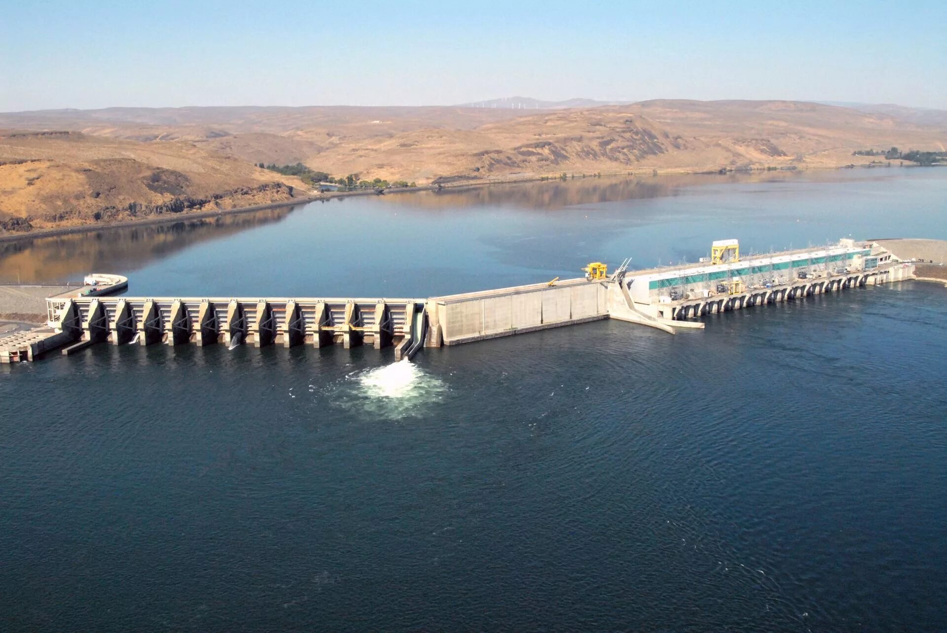 Плотина на меконге. Клипы дамба. Sepulveda dam лос анджелес. Водоналивные дамбы. Дамба в венеции.