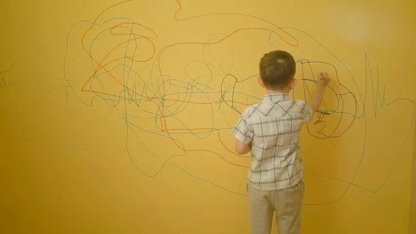 Draw on wall. Kids drawing on the wall. kid drawing wall. мальчик рисует на стене видео. the child is drawing on the wall.