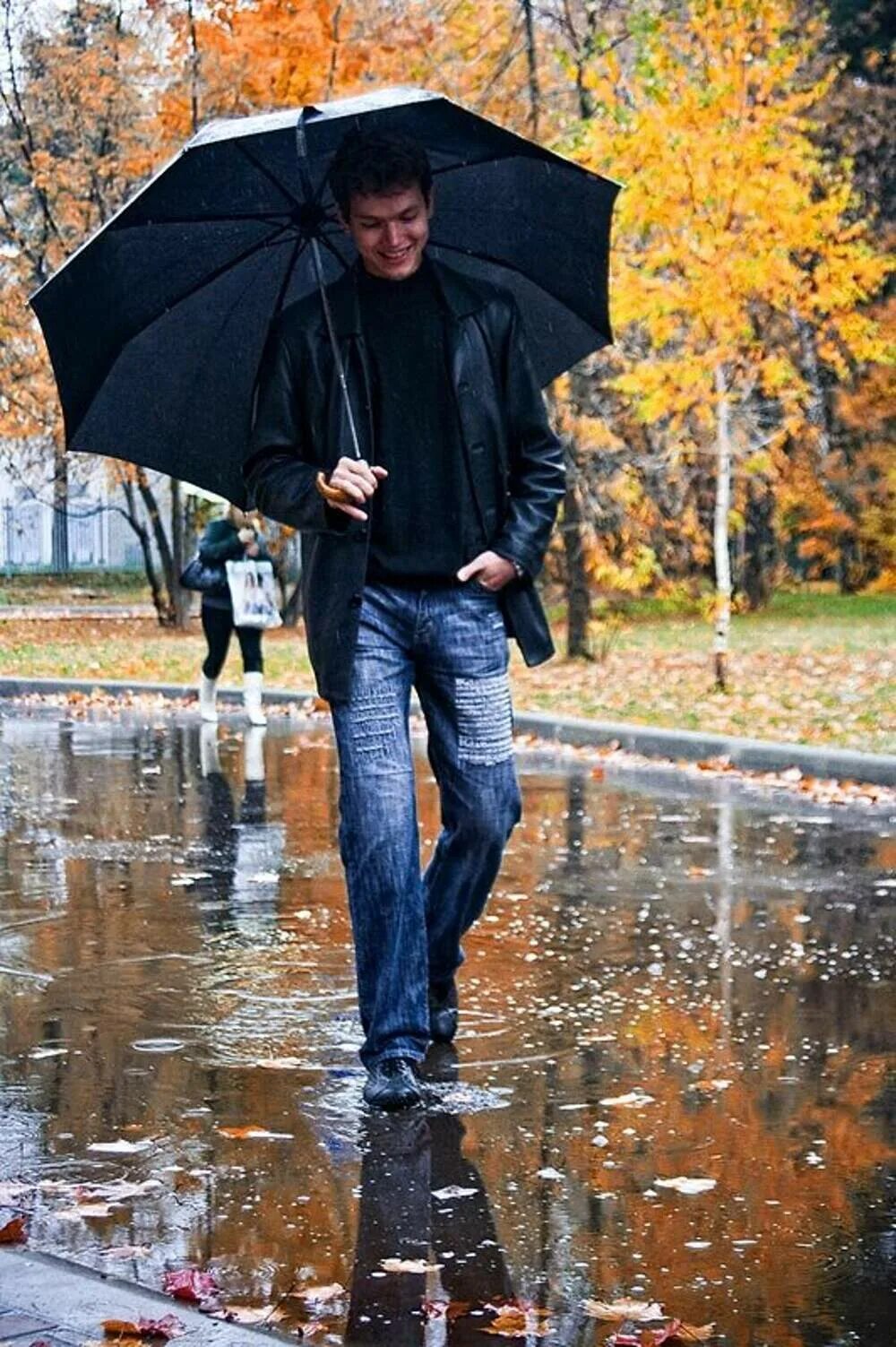 Зонтик сидит. Мужчина с зонтом. Мужчина осень. Парни с зонтом осенью. Мужчина под дождем.
