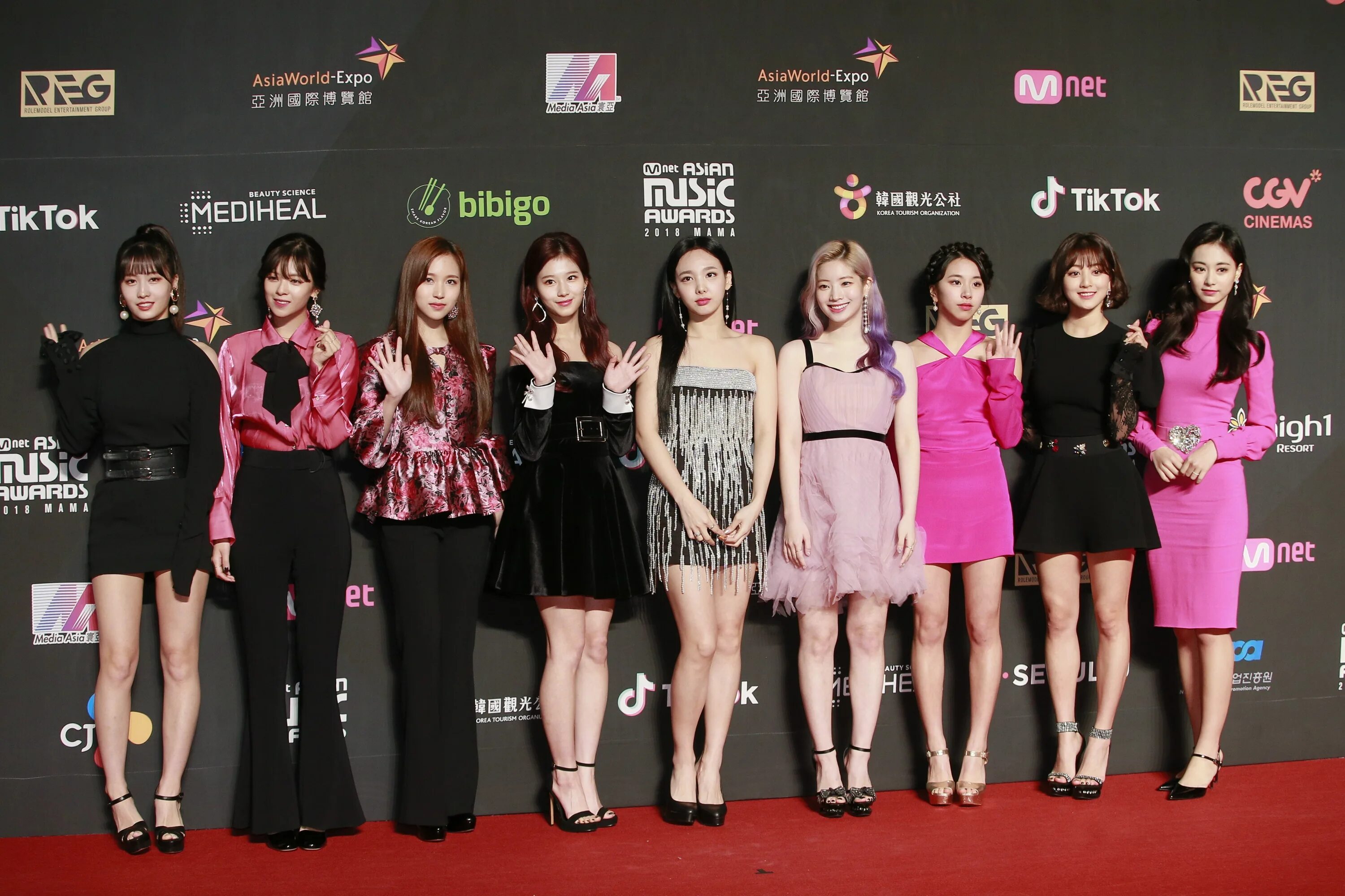 Twice mama 2018. Twice Red Carpet. Twice Scientist фото. Группа twice имена. Twice this week