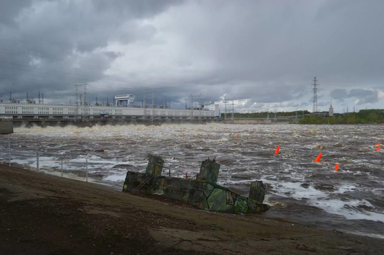 Вода в каме сегодня. Река Кама в Пермском крае загрязнение. Загрязнение реки Кама. Загрязнение рек Пермь. Река Кизел загрязнение.