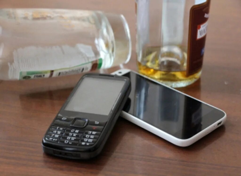Кража мобильного телефона. Мобильный телефон на столе. Украл телефон. Украл телефон со стола.