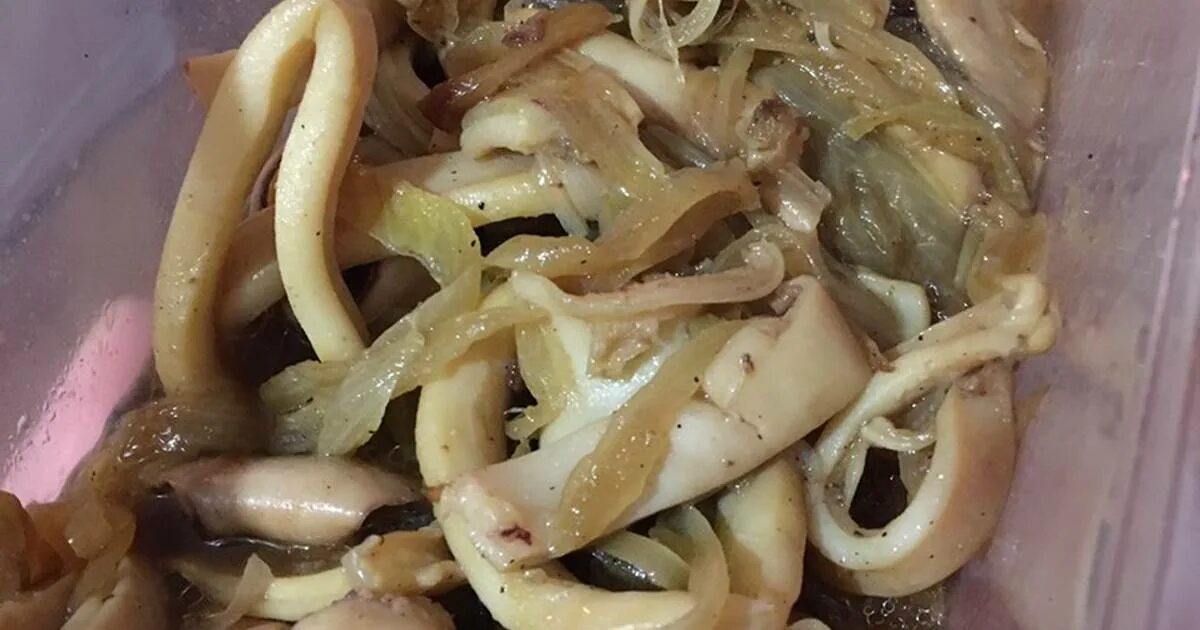 кальмар жареный с луком. фото рецепт кальмары жареные с луком. кальмар на сковороде. жареные кальмары на сковороде с луком. фото рецепт кальмары жареные с луком.