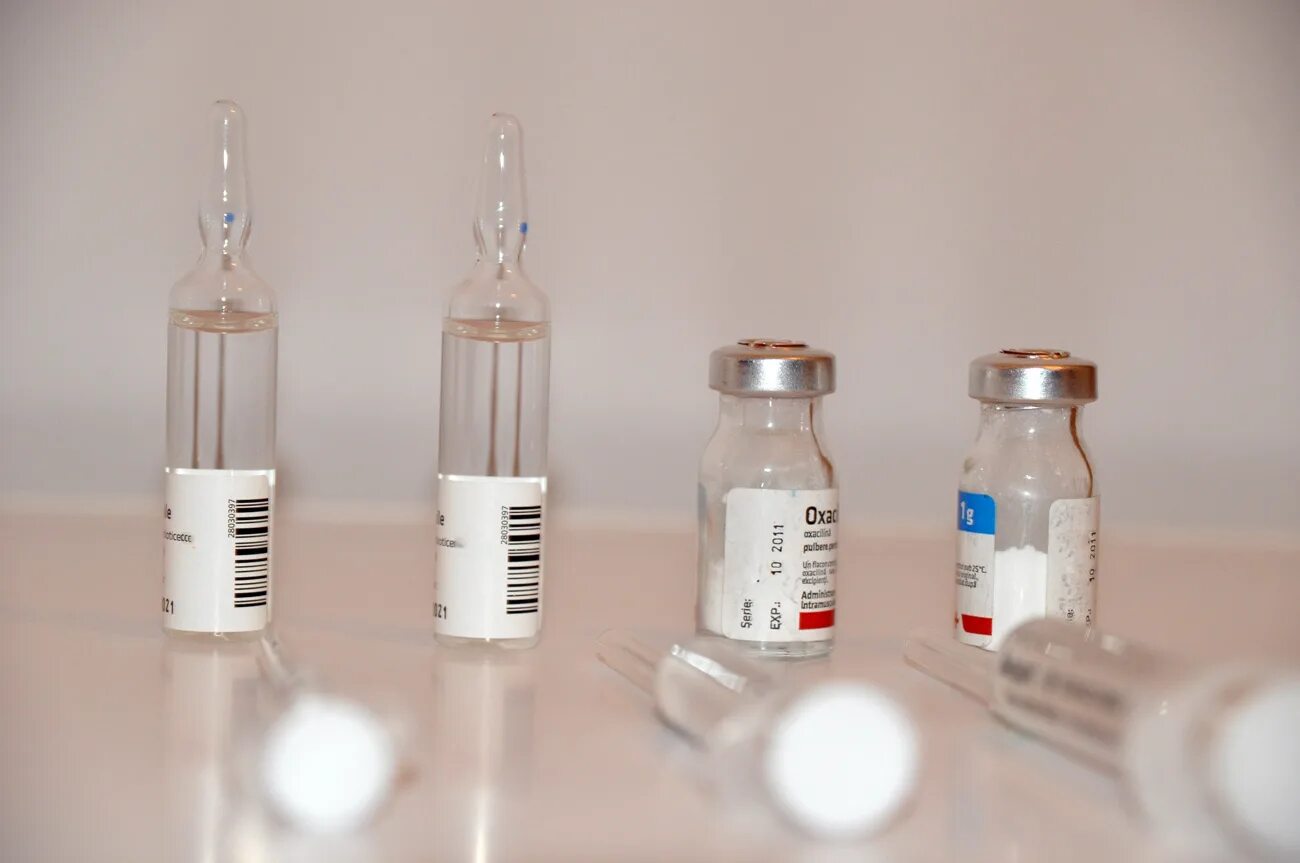 шприц с лекарственным средством. лекарственные препараты для инъекций. актовегин р-р д/ин амп 40мг/мл 2мл 10. ампула с вакциной от коронавируса. перечислите лекарственные формы для инъекций.