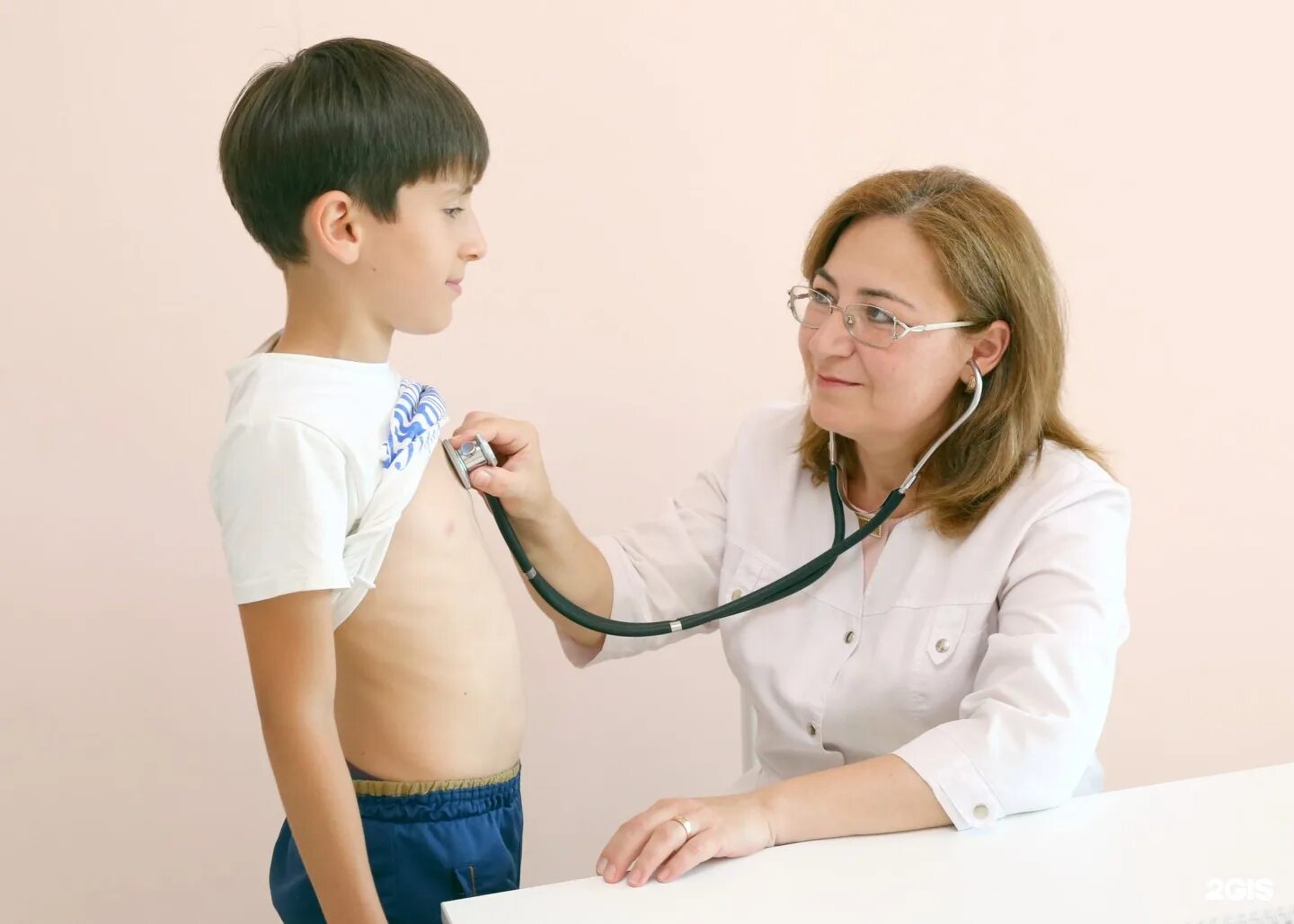 Обследование ребенка. Осмотр педиатра. Доктор осматривает ребенка. Осмотр ребенка педиатром.