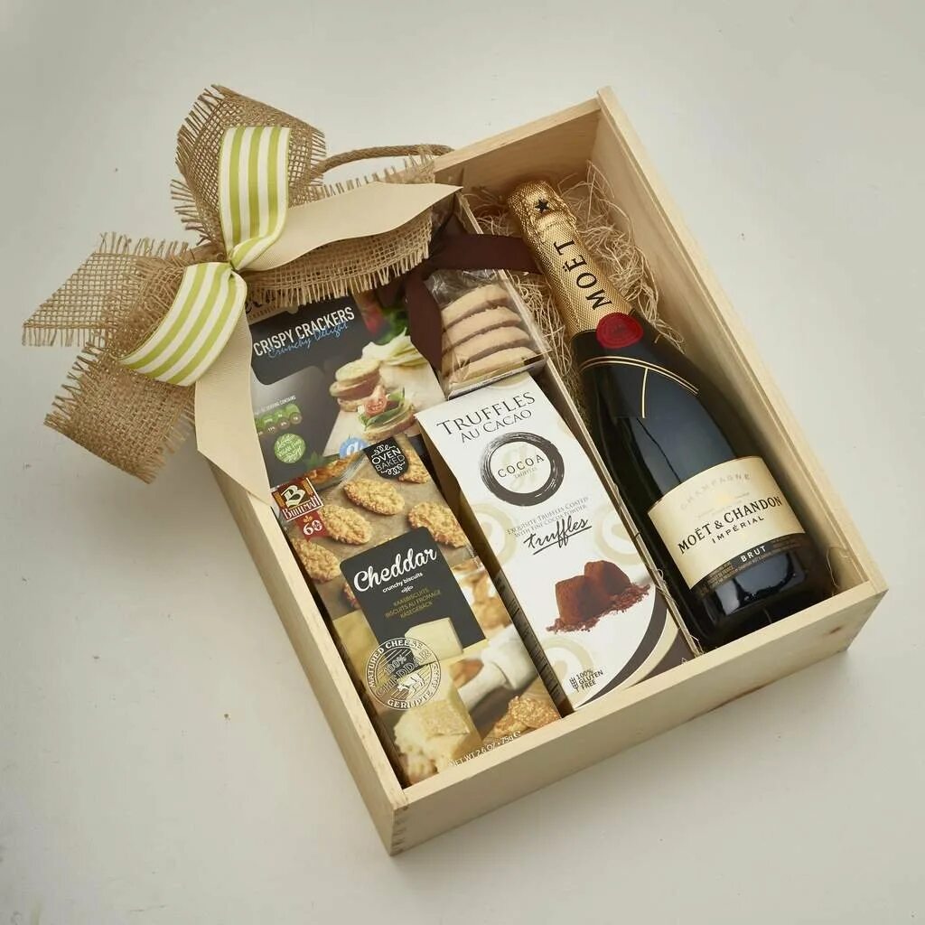 Мужские наборы коробки. Подарочные коробки с вином. Подарок в коробке. Подарочный набор с вином. Подарочный набор с шампанским.