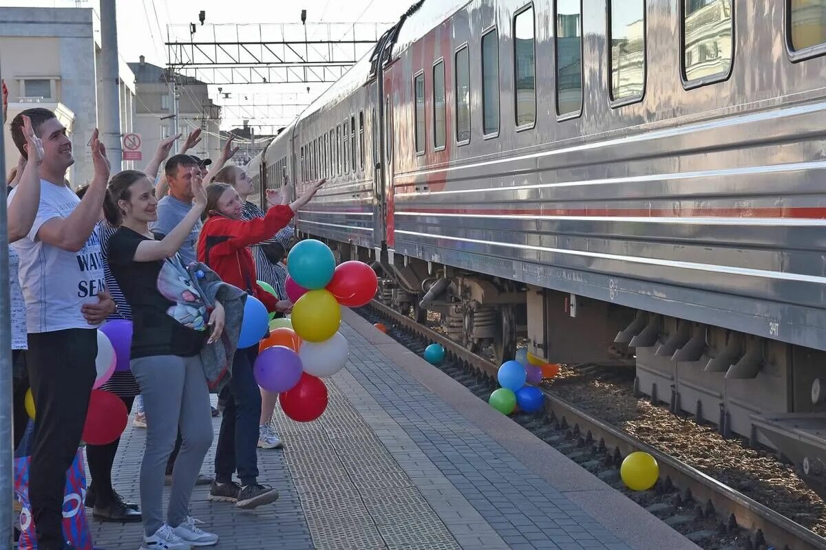 Школьники на железной дороге. Поезд здоровья Анапа. Поезд здоровья Жемчужина России. Дети на вокзале. Поезд на вокзале.