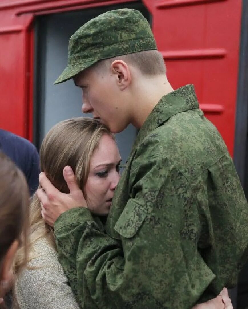 Мужчина после армии. Девушка солдат. Девушка провожает парня в армию. Солдат обнимает. Солдат прощается с девушкой.