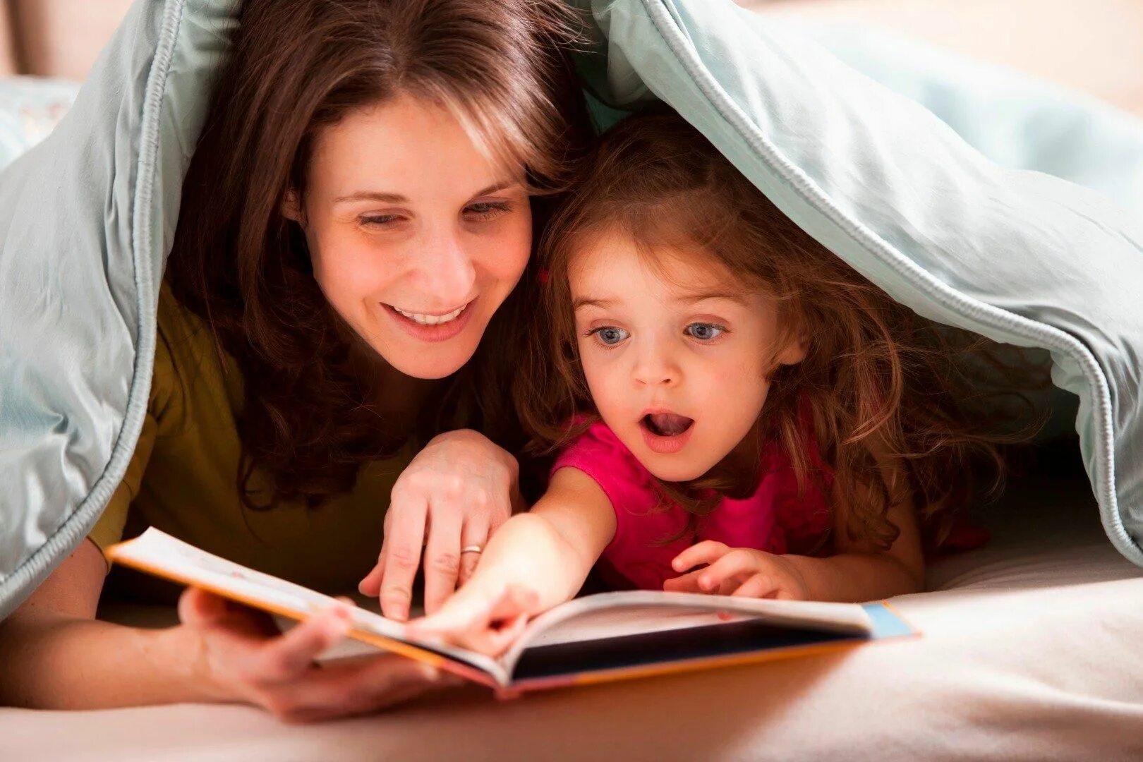 Чтение для детей. Чтение сказок детям. Родители и дети. Дети читают. Ребенок читает стих маме